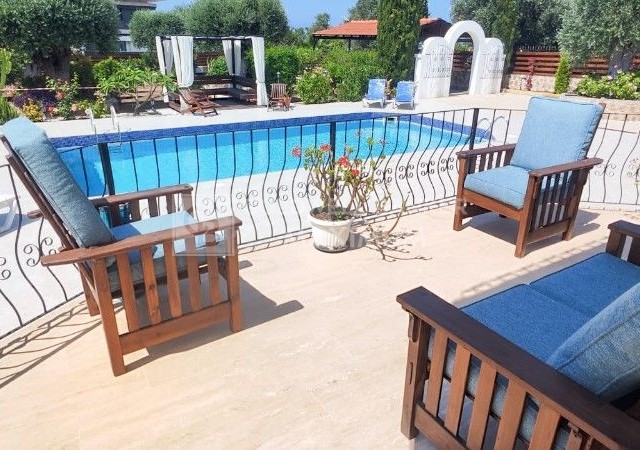 Girne Çatalköy'de Özel Havuzlu ve Peyzajlı Satılık 4+1 Villa