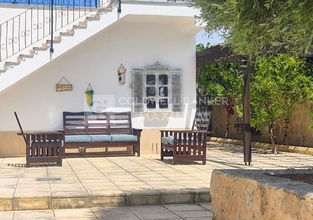 Girne Çatalköy'de Özel Havuzlu ve Peyzajlı Satılık 4+1 Villa