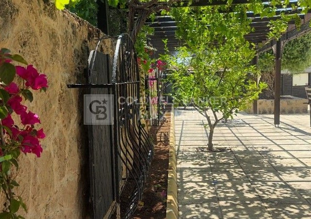 Girne Çatalköy'de Özel Havuzlu ve Peyzajlı Satılık 4+1 Villa