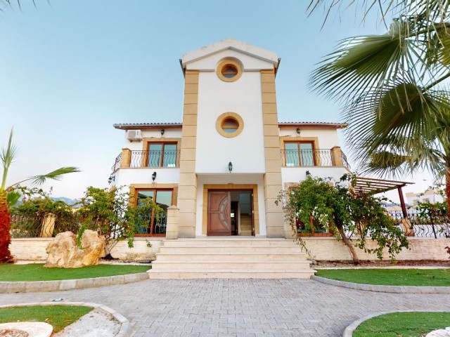 GIRNE, ESENTEPE BÖLGESİNDE, GOLF RESIDENCE,  KAPANMAZ DENIZ MANZARALI, SATILIK 3+1 VİLLA