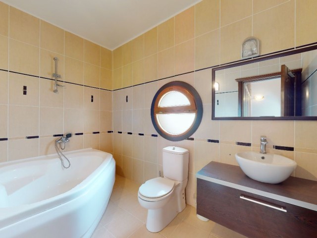 GIRNE, ESENTEPE BÖLGESİNDE, GOLF RESIDENCE,  KAPANMAZ DENIZ MANZARALI, SATILIK 3+1 VİLLA