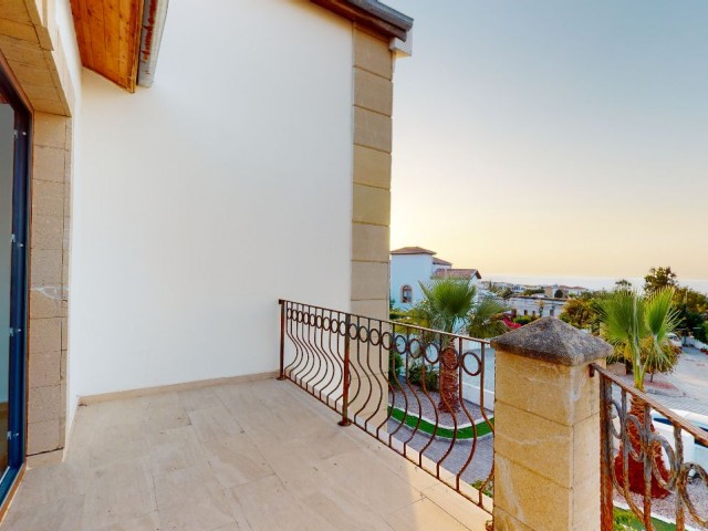 GIRNE, ESENTEPE BÖLGESİNDE, GOLF RESIDENCE,  KAPANMAZ DENIZ MANZARALI, SATILIK 3+1 VİLLA