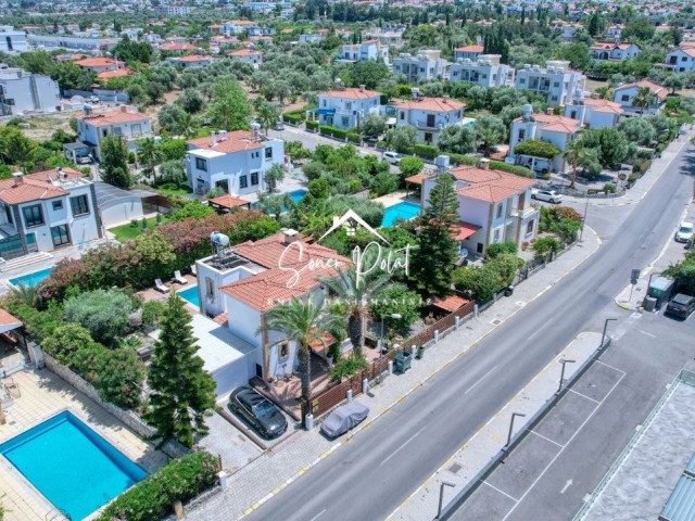 Girne Merkez'de Satılık Özel Konumlu 4+2 Villa