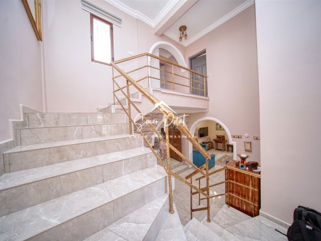 4+2 Villa mit privatem Standort zum Verkauf im Zentrum von Kyrenia