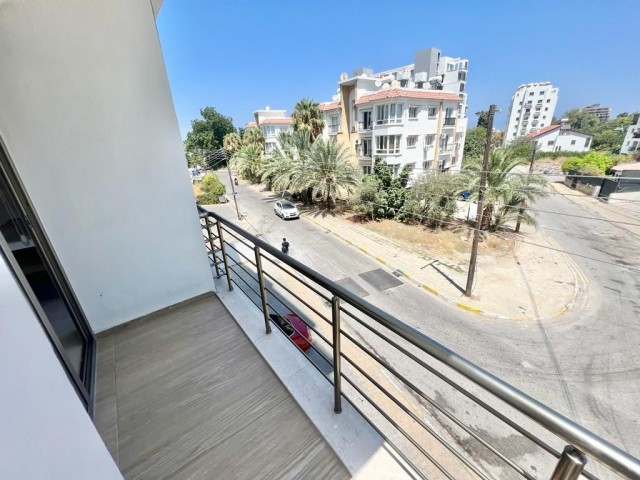 Girne Merkezde Geniş Satılık Yeni  Eşyalı  2+1 Daire 