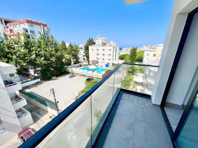 2+1 Wohnung zum Verkauf im Zentrum von Kyrenia mit weitem Meerblick