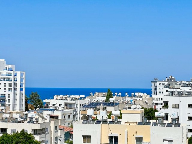 Girne Merkezde Eşsiz. Deniz Manzaralı Satılık 2+1 Daire 