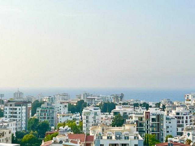 2+1 Penthouse zum Verkauf mit großem Balkon im Zentrum von Kyrenia