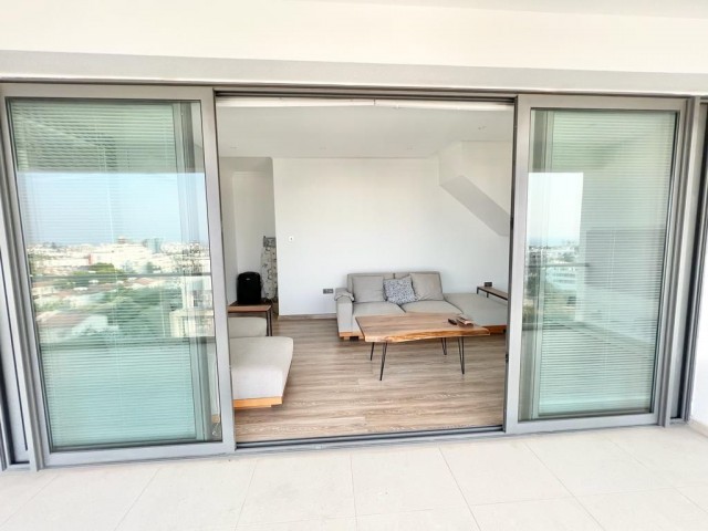 Girne Merkezde Geniş Balkonlu Satılık  2+1 Penthouse