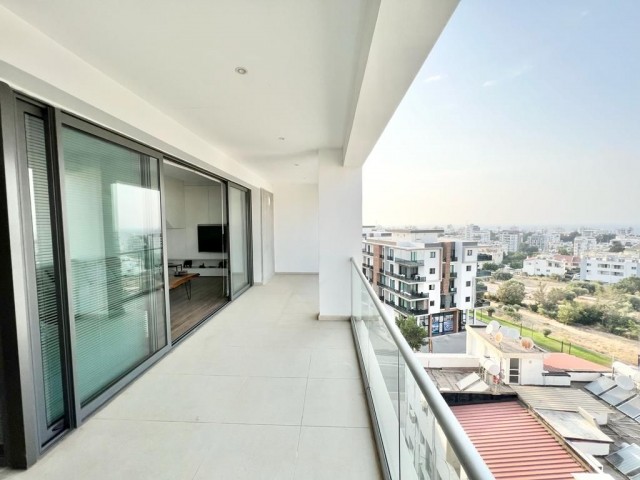 2+1 Penthouse zum Verkauf mit großem Balkon im Zentrum von Kyrenia