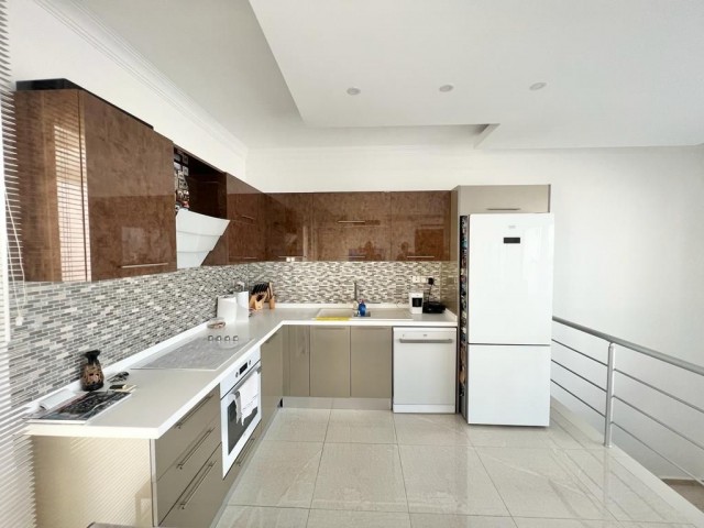 Girne Merkezde Geniş Balkonlu Satılık  2+1 Penthouse