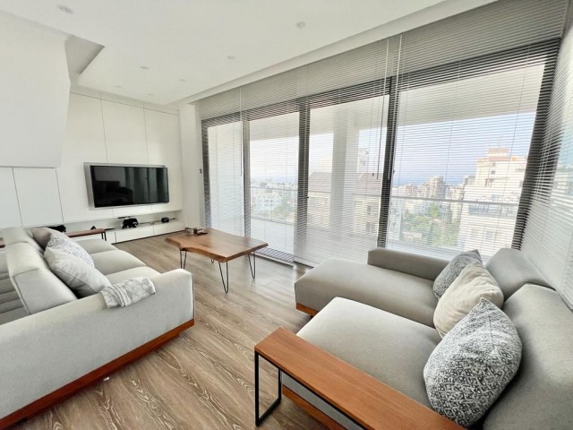 2+1 Penthouse zum Verkauf mit großem Balkon im Zentrum von Kyrenia