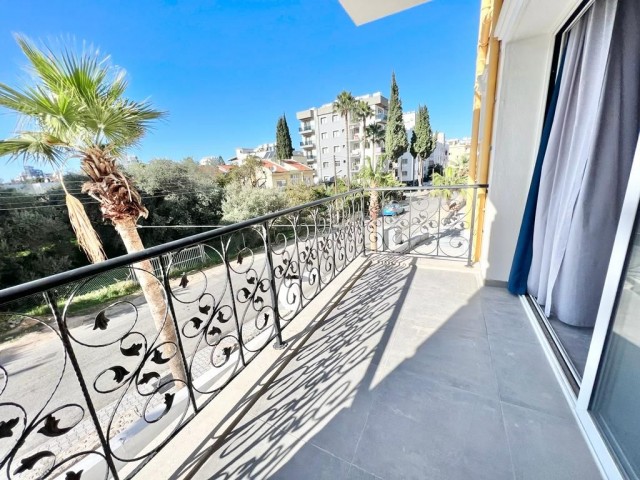 Girne Merkezde Satılık Geniş Lüks   2+1 Daire 