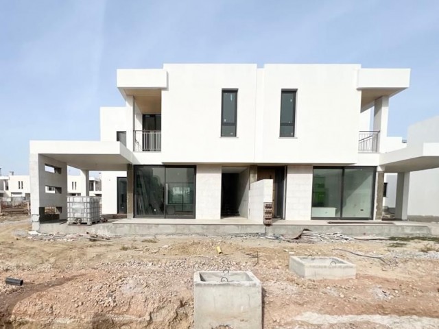 Lefkoşada Merkezi Konumda Satılık  3+2 Bahçeli İkiz villa