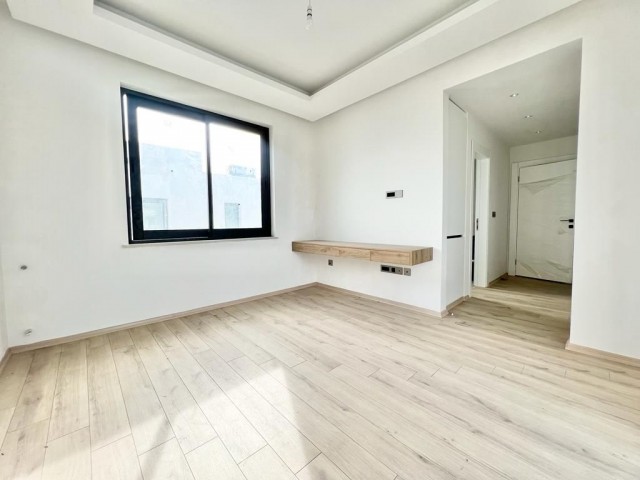 Lefkoşada Merkezi Konumda Satılık  3+2 Bahçeli İkiz villa