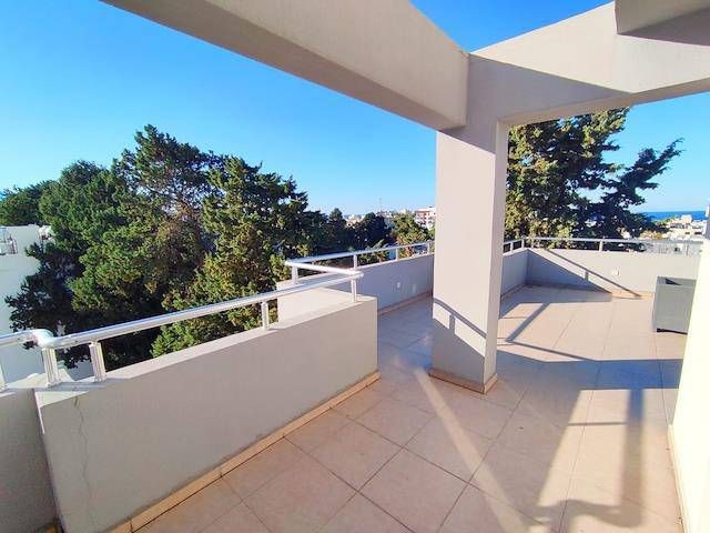 1+1 Penthouse zum Verkauf mit Meerblick und großer Terrasse im Zentrum von Kyrenia