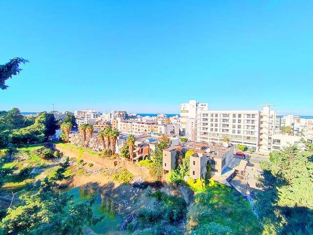 Girne merkezde Deniz Manzaralı Geniş Teraslı 1+1 Satılık Penthouse