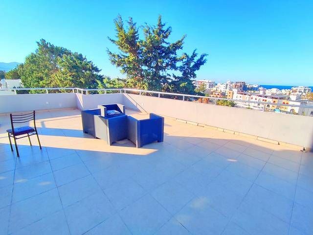 1+1 Penthouse zum Verkauf mit Meerblick und großer Terrasse im Zentrum von Kyrenia