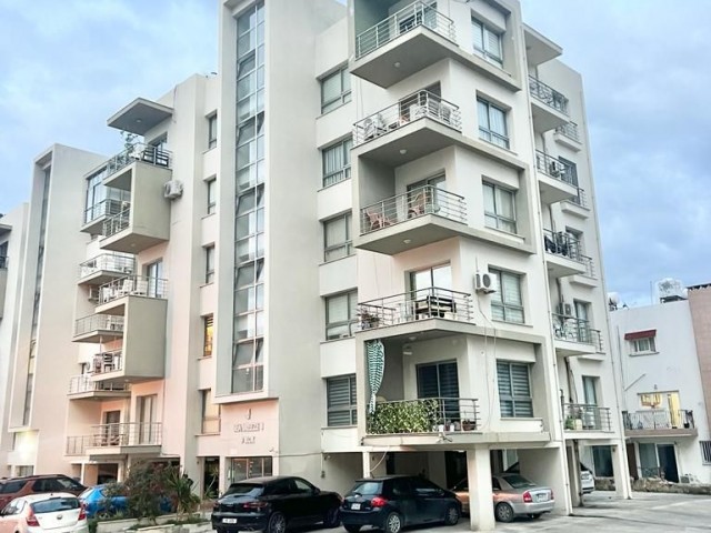 Girne Merkezde Denize 100 metre mesafede FIRSAT Geniş Satılık  3+2 Daire 