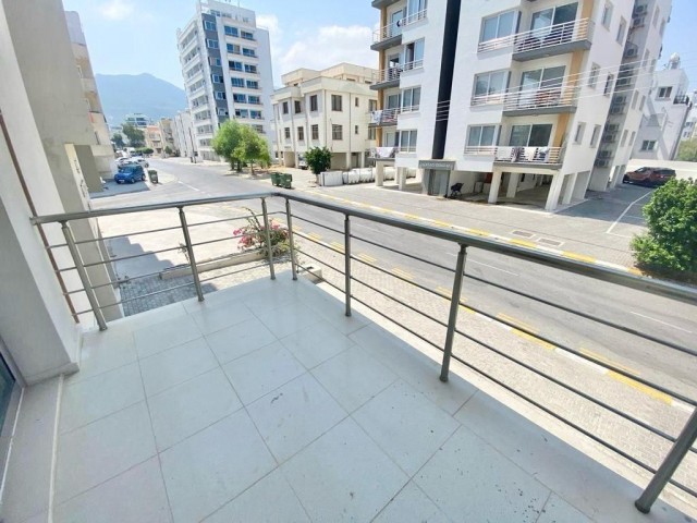 Большая квартира 3+2 на продажу в центре Кирении, в 100 метрах от моря