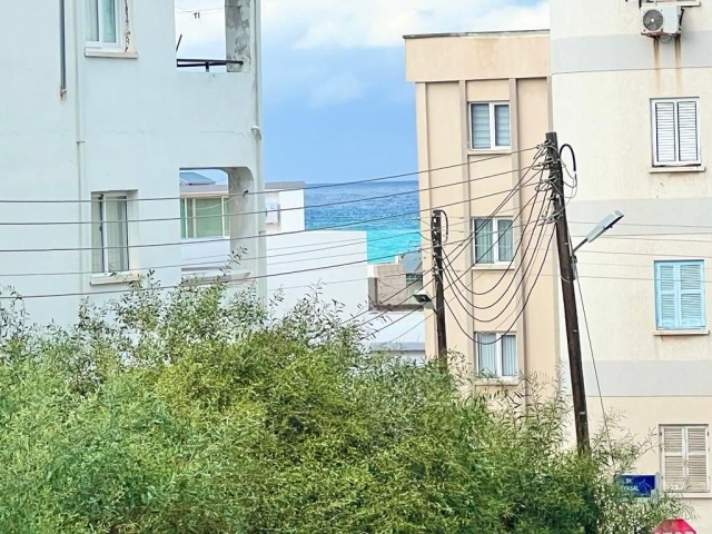 Girne Merkezde Denize 100 metre mesafede FIRSAT Geniş Satılık  3+2 Daire 