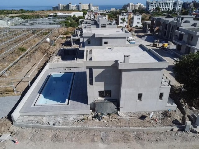 Kıbrıs Girne Alsancak'ta Merit ve Denizlere Yakın Satılık 3+1 Özel Havuzlu Villa