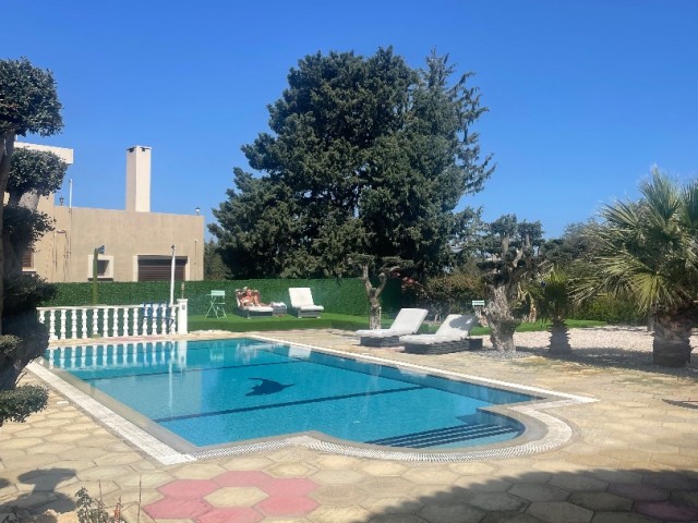 4+1 Villa mit Pool in Lapta