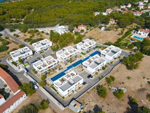 2+1 Gartengeschosswohnung zu verkaufen in einem Komplex in der Nähe des Nationalparks und des Meeres in Alsancak, Kyrenia, Zypern