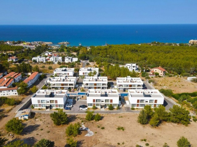 2+1 Gartengeschosswohnung zu verkaufen in einem Komplex in der Nähe des Nationalparks und des Meeres in Alsancak, Kyrenia, Zypern