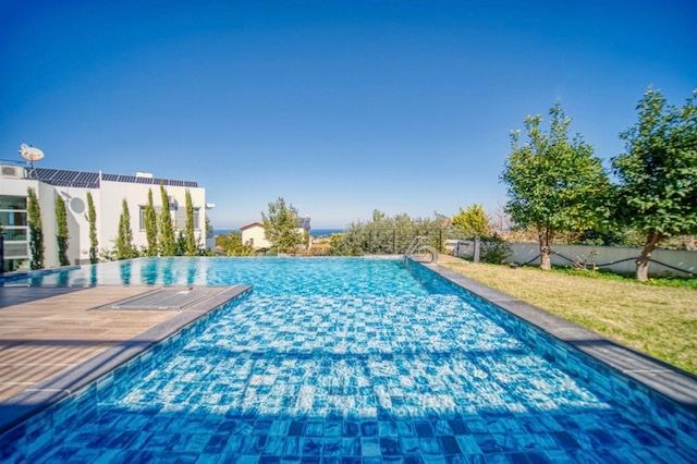 Spezielles Design, in der Türkei hergestellte Triplex-Luxusvilla mit uneingeschränktem Meerblick zum Verkauf in der Region Kyrenia Bellapais