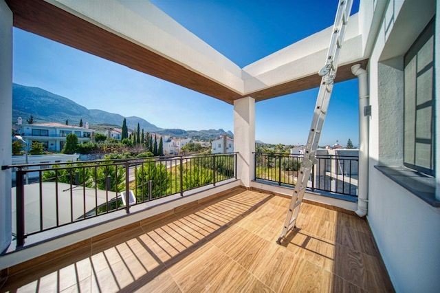 Spezielles Design, in der Türkei hergestellte Triplex-Luxusvilla mit uneingeschränktem Meerblick zum Verkauf in der Region Kyrenia Bellapais