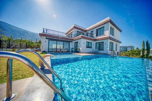 Spezielles Design, in der Türkei hergestellte Triplex-Luxusvilla mit uneingeschränktem Meerblick zum Verkauf in der Region Kyrenia Bellapais