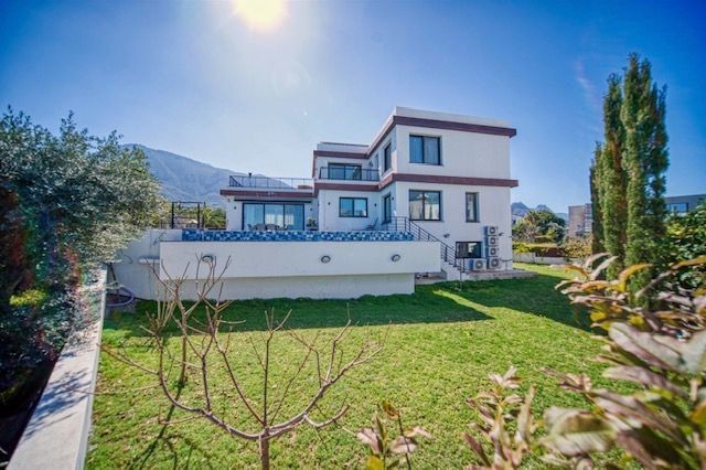 Spezielles Design, in der Türkei hergestellte Triplex-Luxusvilla mit uneingeschränktem Meerblick zum Verkauf in der Region Kyrenia Bellapais