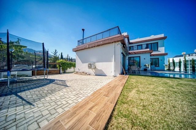 Girne Bellapais Bölgesinde Özel Tasarım,Türk Malı, Triplex, Kesilmez Deniz Manzaralı Satılık Lüks Villa