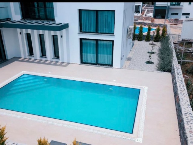 Ganz besondere Villa mit privatem Pool, fußläufig zum Meer in Kyrenia, Zypern