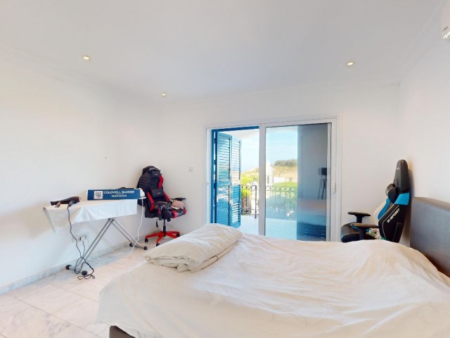 2+1 Wohnung zum Verkauf mit Swimmingpool und Meerblick in Kyrenia Esentepe