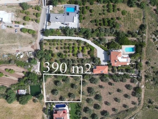 زمین 1390 متر مربعی برای فروش با چشم انداز بی وقفه کوه و دریا در قبرس گیرنه منطقه آلسانجاک