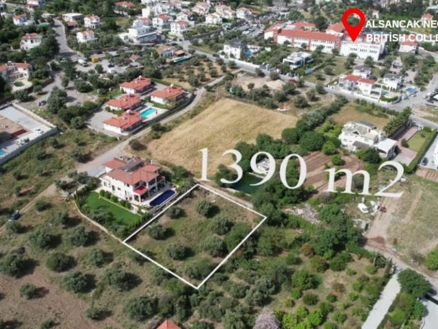 1390 m2 großes Grundstück zum Verkauf mit uneingeschränktem Berg- und Meerblick in der Region Kyrenia Alsancak auf Zypern