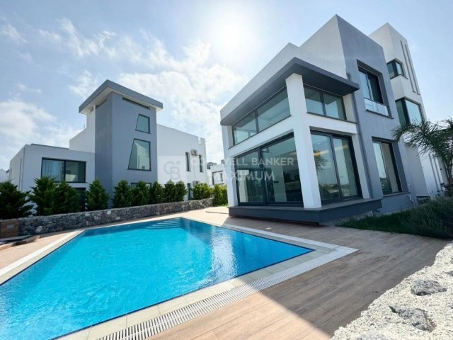 Eine unumgängliche Gelegenheit mit Zahlungsplan, eine ganz besondere Villa mit Pool an einem privaten Strandstandort, nur wenige Gehminuten vom Meer entfernt in Kyrenia Karşıyaka