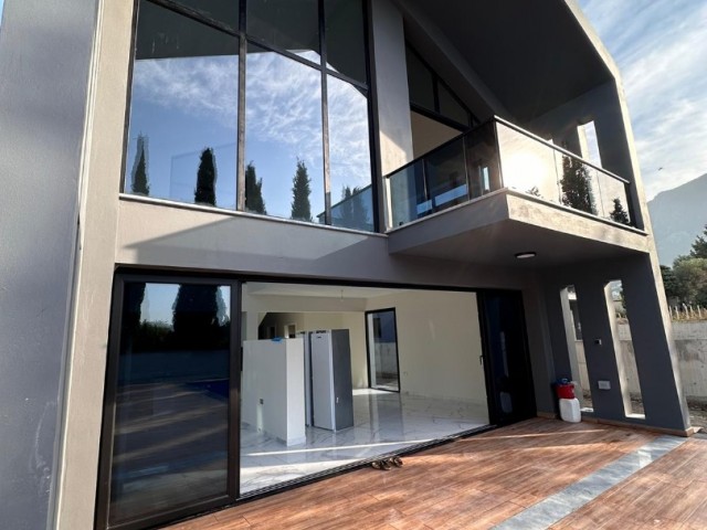 ATEMBERAUBENDE 4+1-DESIGN-VILLA IN KYRENIA LAPTADA