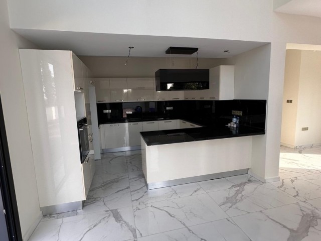 ATEMBERAUBENDE 4+1-DESIGN-VILLA IN KYRENIA LAPTADA