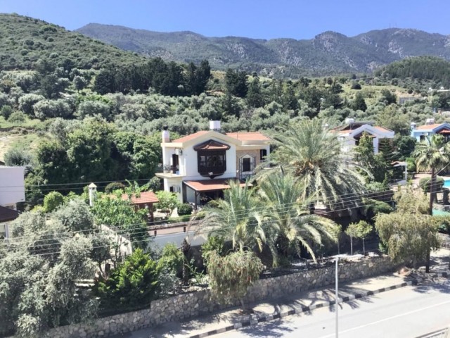 Gelegenheit 3+2 Villa mit großem Garten in TRNC Kyrenia Alsancak Region