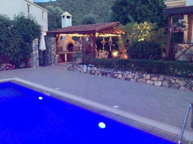 Gelegenheit 3+2 Villa mit großem Garten in TRNC Kyrenia Alsancak Region