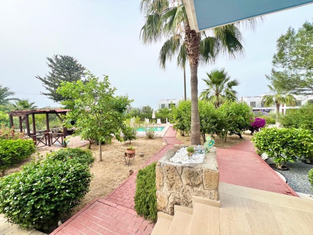 Girne Alsancak Bölgesinde Satılık Geniş Bahçeli Deniz Manzaralı Havuzlu Villa