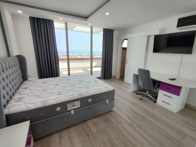 4+1 Penthouse zu vermieten mit geräumigem Bad auf einem Grundstück mit Pool im Zentrum von Kyrenia