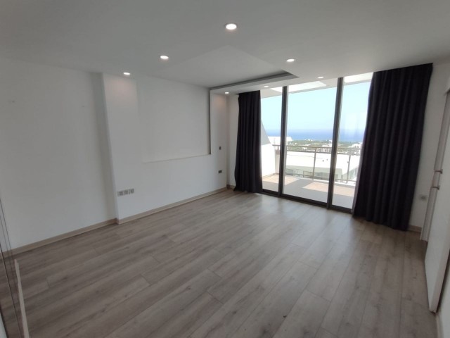 4+1 Penthouse zu vermieten mit geräumigem Bad auf einem Grundstück mit Pool im Zentrum von Kyrenia