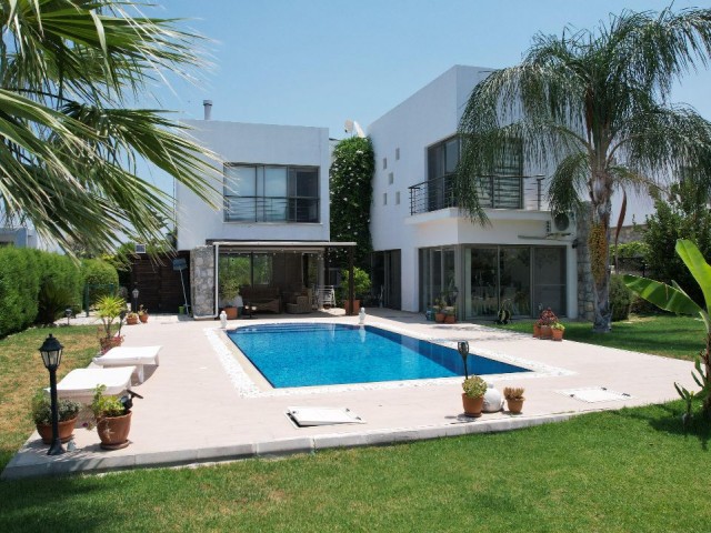 4+1 Villa mit Pool zum Verkauf auf einem 915 m2 großen Grundstück an der Ringstraße der Girne Americ