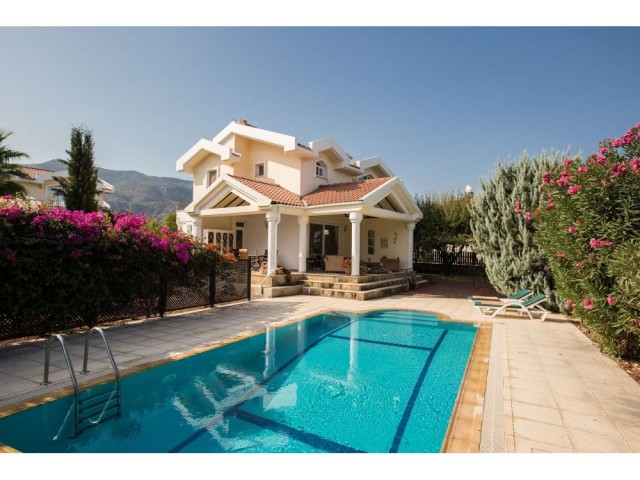 Villa for sale  with pool in Alsancak