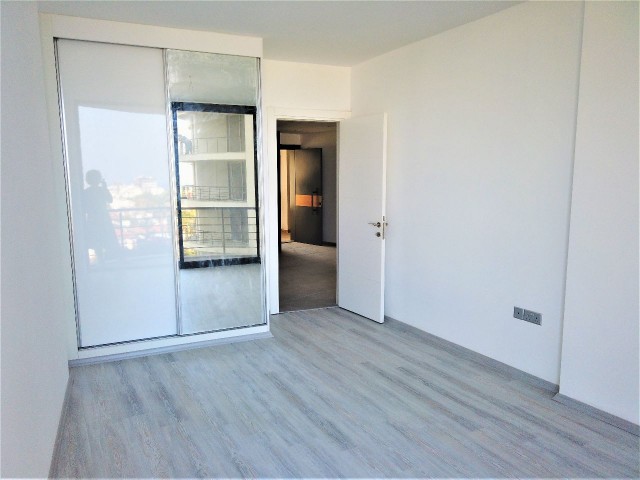 TRNC KYRENIA CENTRE SEA و MOUNTAIN نمایی آپارتمان 1+1 برای فروش POA