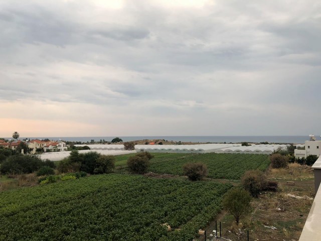 Kıbrıs Girne Alsancak ta Denize Yürüme Mesafesinde Satılık Bahçe ve Üst Kat Daire